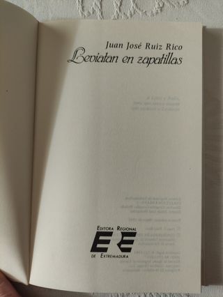 Libro Leviatán en zapatillas