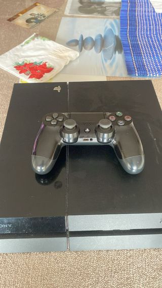 PlayStation 4 500 GB con mando y cables