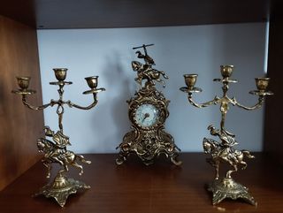 Reloj y candelabros
