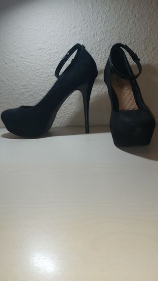 Tacones negros de aguja Bershka
