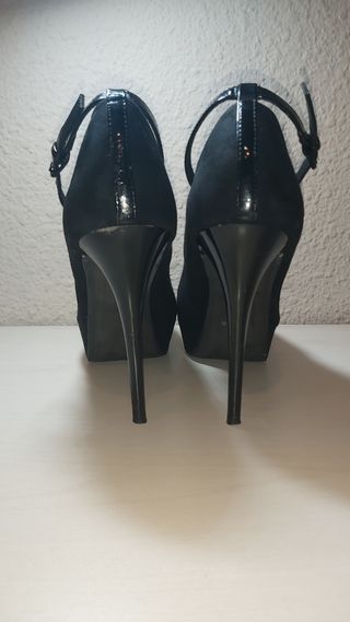 Tacones negros de aguja Bershka