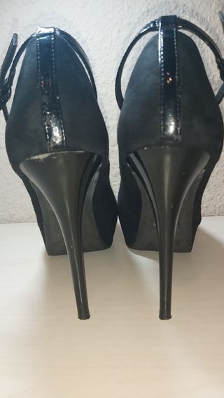 Tacones negros de aguja Bershka
