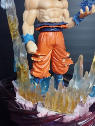 Figura Goku ultra instinto
