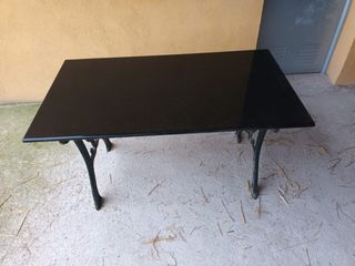 Mesa y bancos jardín