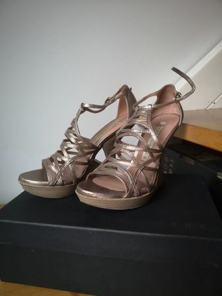 Sandalias en cuña Pura López