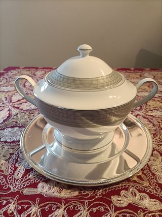 Sopera, tetera y aceitera
