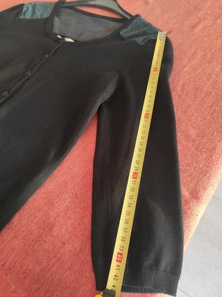 Jersey negro liviano con encaje