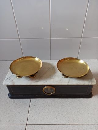 Antigua balanza de dos kilos de madera y mármol