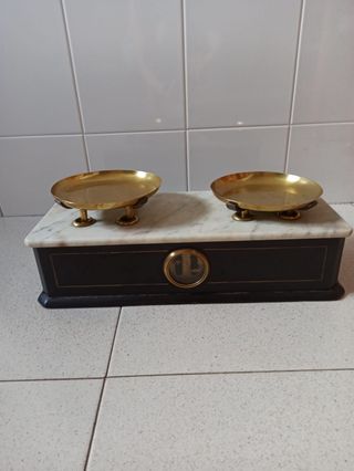 Antigua balanza de dos kilos de madera y mármol