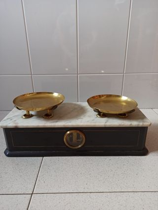 Antigua balanza de dos kilos de madera y mármol