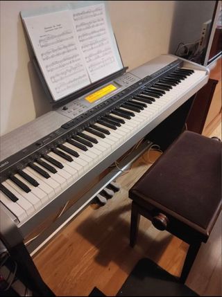 Teclado/Piano con pedales y banqueta