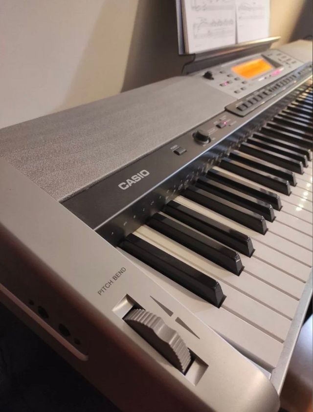 Teclado/Piano con pedales y banqueta