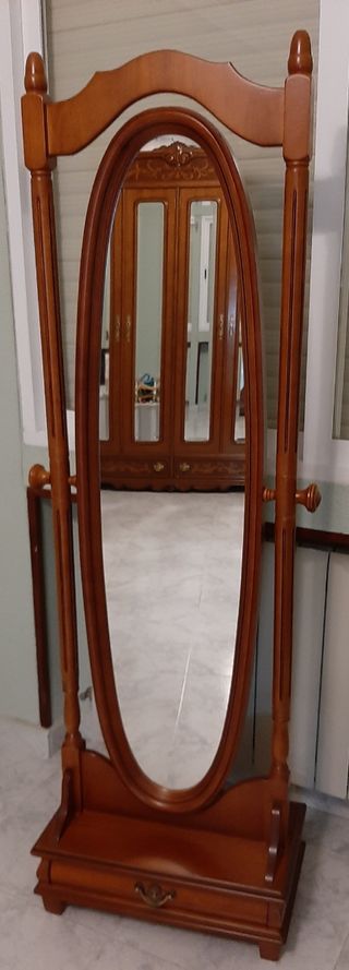 Espejo de pie de madera