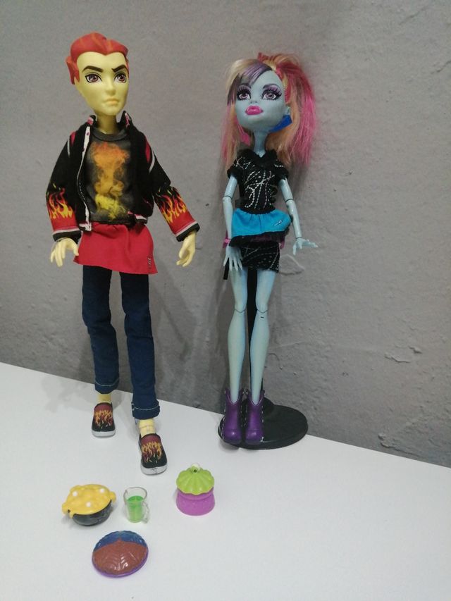 Abbey Bominable y muñeco novio Heath Burns