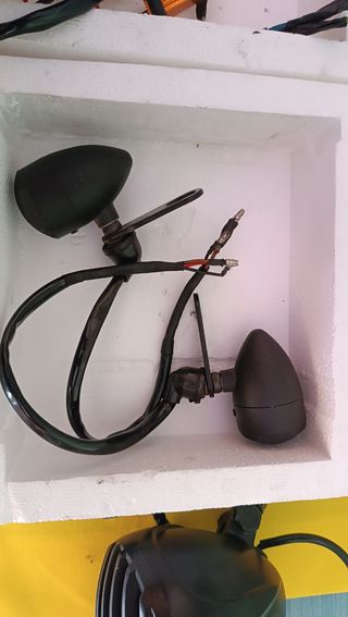 Conjunto de Faro del y tras do mcicleta