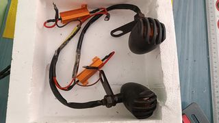 Conjunto de Faro del y tras do mcicleta