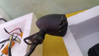 Conjunto de Faro del y tras do mcicleta