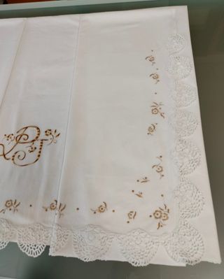 Sabana con puntilla y bordado