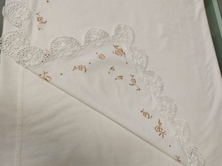 Sabana con puntilla y bordado