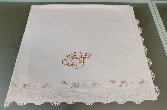 Sabana con puntilla y bordado