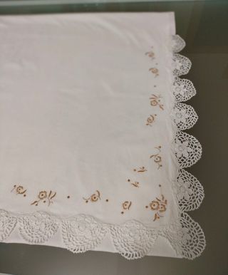 Sabana con puntilla y bordado