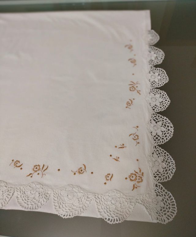 Sabana con puntilla y bordado