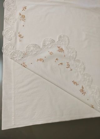 Sabana con puntilla y bordado