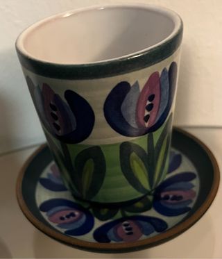 Precioso juego de vasitos y platos de barro