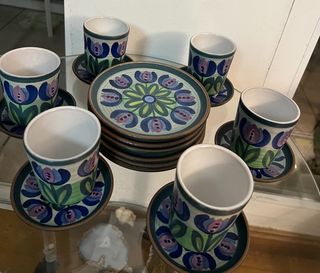 Precioso juego de vasitos y platos de barro