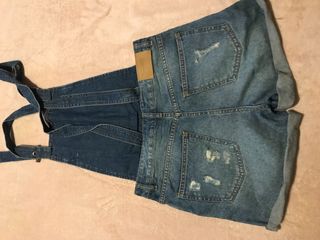 Pantalon vaquero corto con peto de mujer