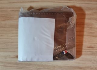 Cartera cuero esmerilada marrón de gran capacidad.