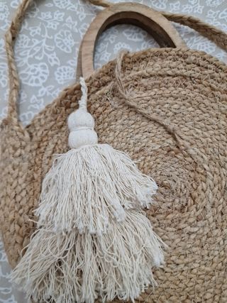 Bolso de yute grande con asas de madera de ZARA