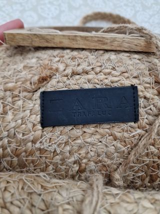 Bolso de yute grande con asas de madera de ZARA