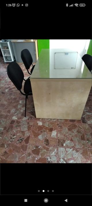 Mesa con cristal y cajonera