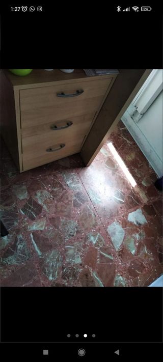 Mesa con cristal y cajonera