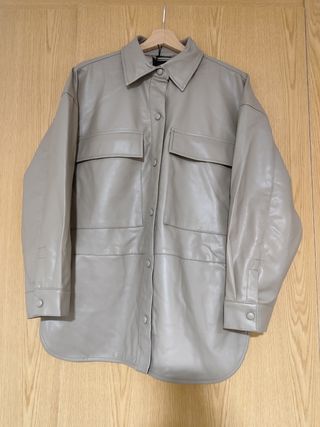 Sobre Camisa efecto piel