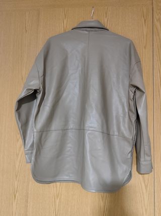 Sobre Camisa efecto piel