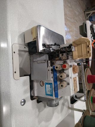 Máquina de coser. Remalladora