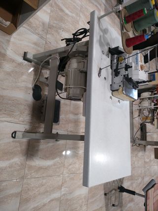 Máquina de coser. Remalladora