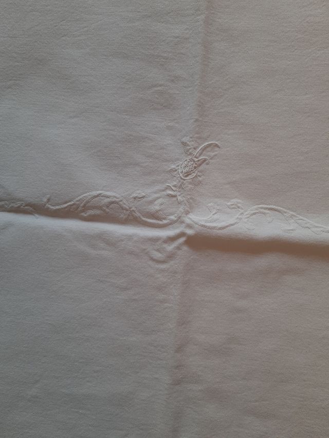 Lenzuolo matrimoniale e 2 federe ricamato a mano