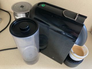 Cafetera nespresso con eroccino incluido