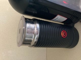 Cafetera nespresso con eroccino incluido