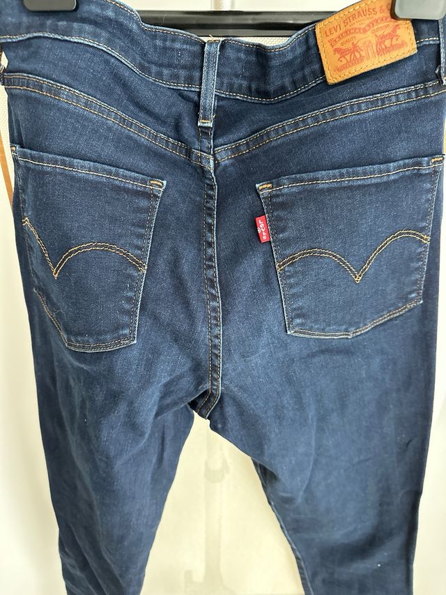 pantalón vaquero azul oscuro Levis