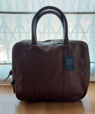 Maletín cuero con etiqueta Mango