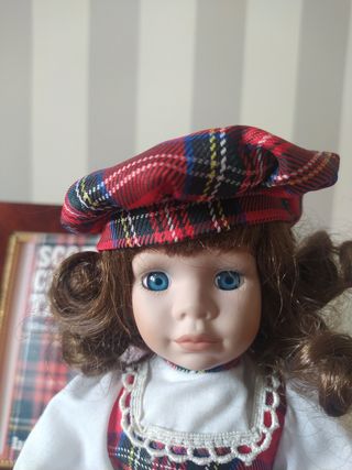 Muñeca Cerámica Escocesa Pelo Castaño.