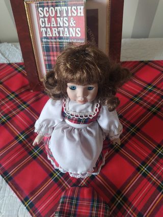 Muñeca Cerámica Escocesa Pelo Castaño.