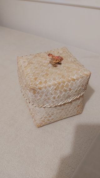 Cesta de mimbre decorativa