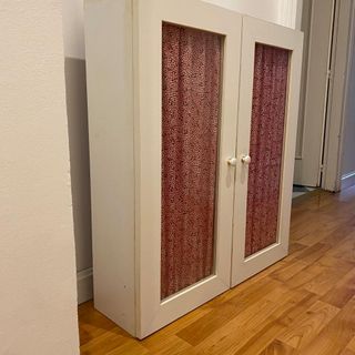 Vitrina blanca para corbatas o cinturones