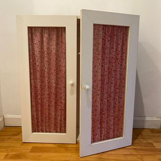 Vitrina blanca para corbatas o cinturones