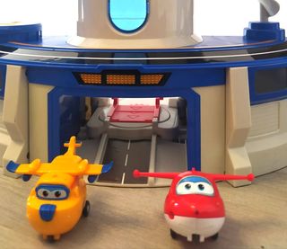 Aeropuerto Internacional Super Wings con su caja